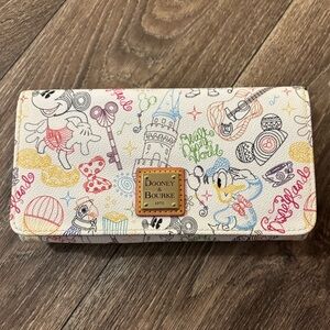 **RARE FIND**Disney Dooney and Bourke A Walk in the Park Crossbody Wallet